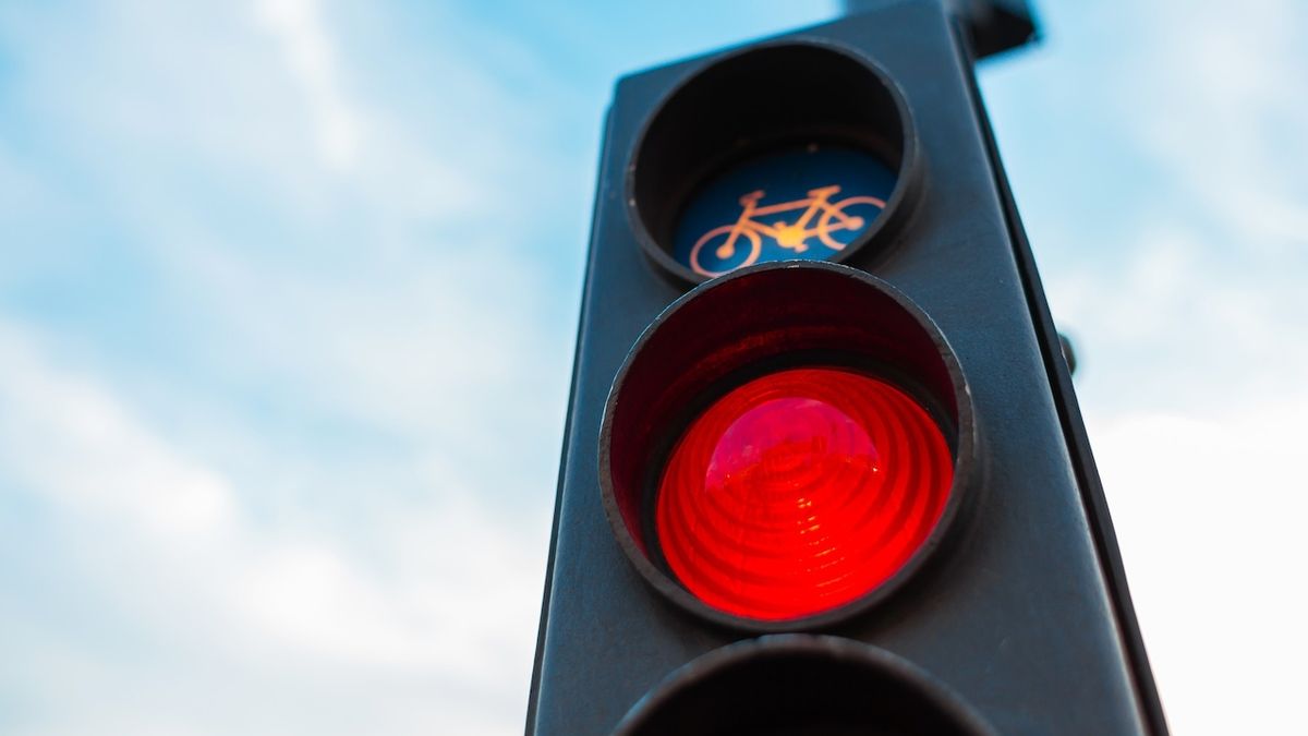 Někteří britští cyklisté nesouhlasí, že policie trestá jejich jízdu na červenou